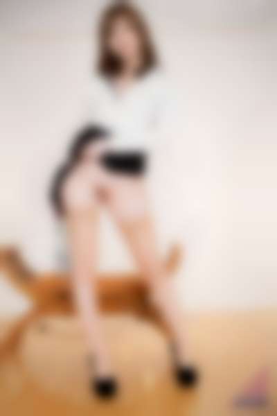 Shiraishi Mai - shows pussy
