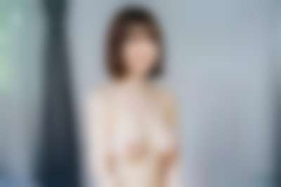 Suzu Hirose - shows boobs