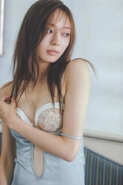 Umezawa Minami - shows tits